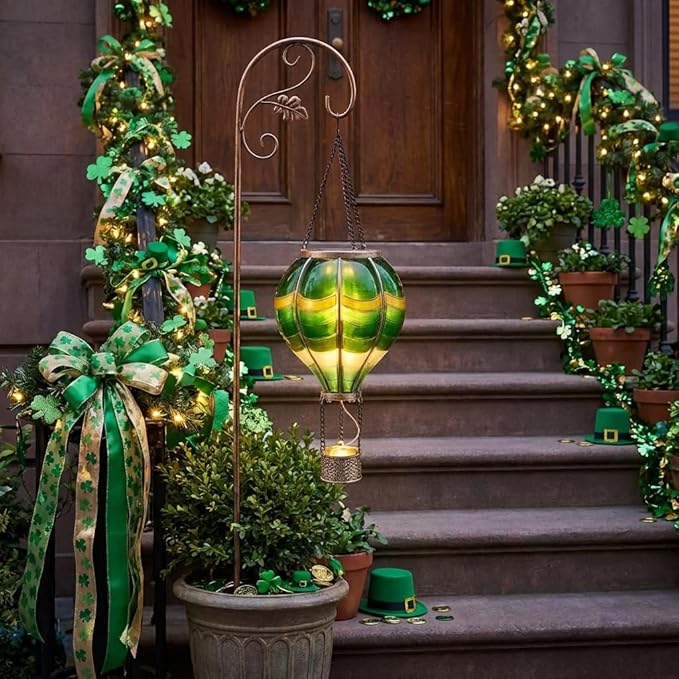 TERESA'S COLLECTIONS Hot Air Balloon Solar Lantern for Outdoor Garden Decor, Hanging Flickering Flame Outdoor Lights for Trees, Green St Patrick's Day Decorations for Party Father's Gift